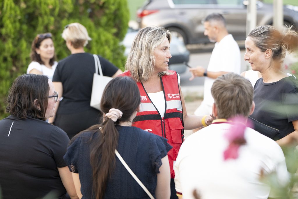 Foto de archivo presidenta junto a la alcaldesa de Catí visitando a los evacuados por el incendio