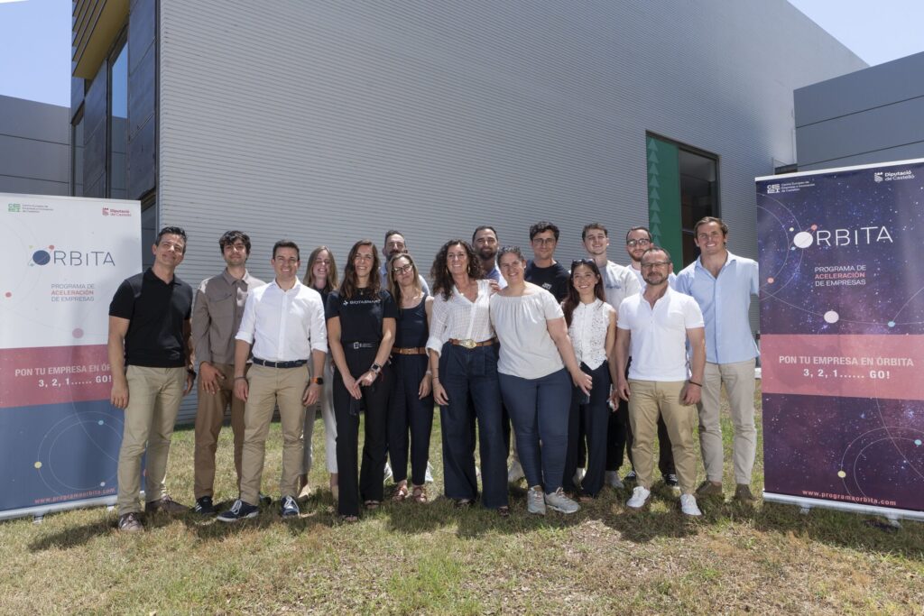 Participantes de la novena edicion de Orbita junto al equipo tecnico del programa scaled