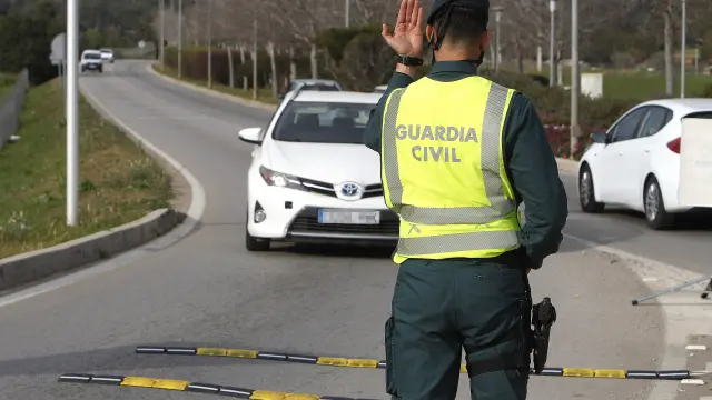 Un agente de la guardia civil durante un control
