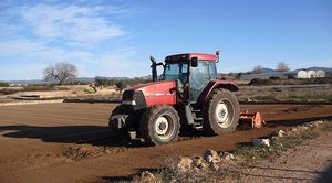 Foto recurs tractor treballant