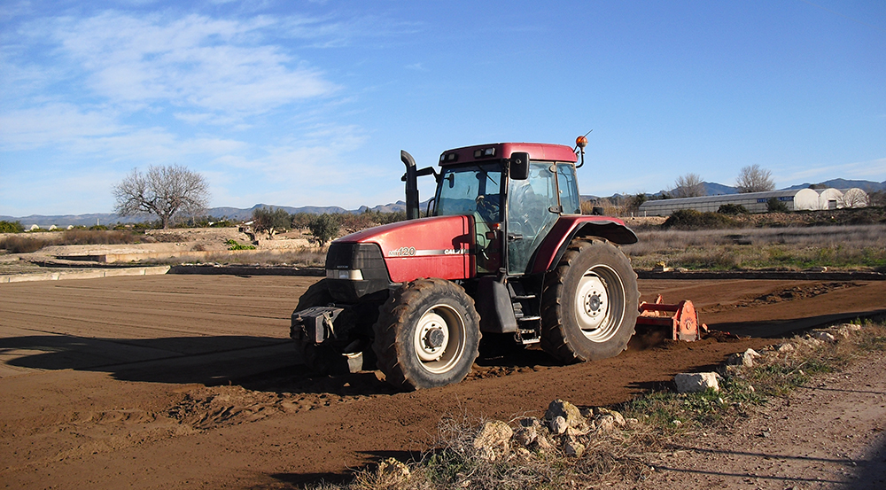 Foto recurs tractor treballant