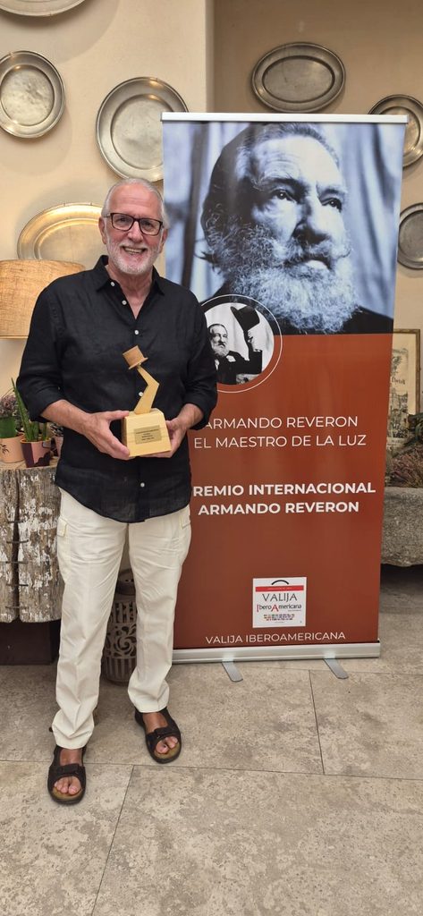 Pere Ribera posa con el premio